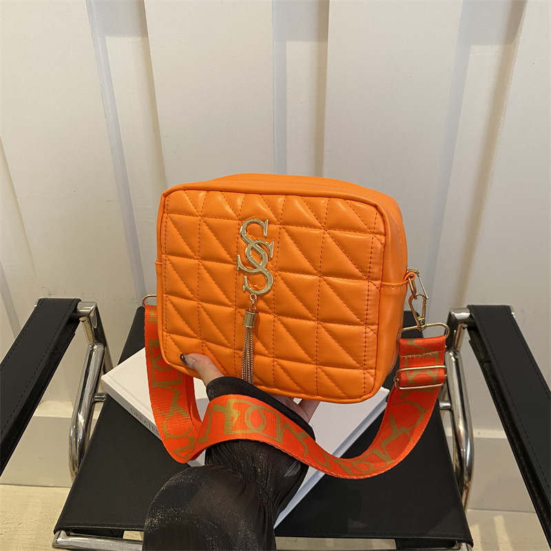 A simple and fashionable single-shoulder women's bag with diamond-shaped embroidery thread in 2024, a fresh and stylish crossbody bag with a trendy and fashionable small square style full figure