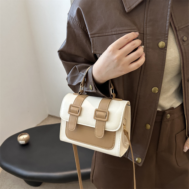 A new 2024 trendy and retro single-shoulder crossbody small square bag for girls, a niche British-style handbag details Picture