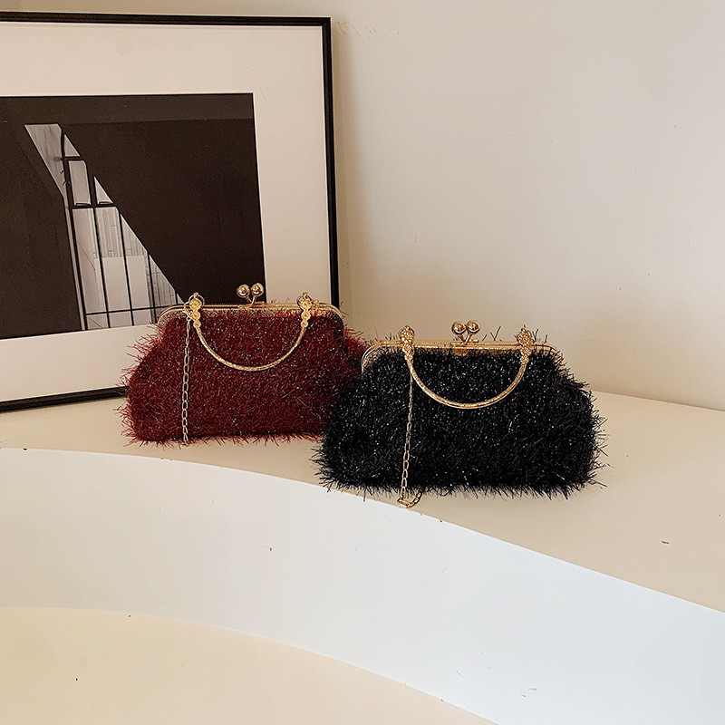 A trendy and fashionable women's 2024 autumn new chain crossbody bag, a Korean-style hand-held shell bag Application Scenario