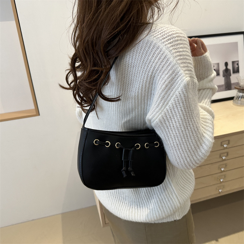 The new autumn/winter 2024 collection of women's bags features a retro and simple Korean-style underarm bag. This year, hand-held bags are in vogue, exuding a sense of sophistication details Picture