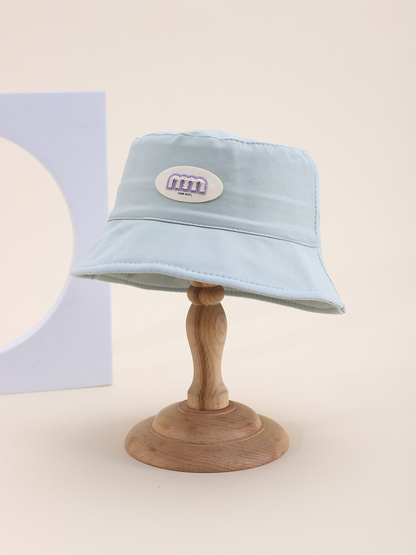 This is a popular children's single-sided fisherman hat with a label in spring and summer. It's cute, cartoonish, classic, versatile and personalized. The inner side of this children's single-sided fisherman hat comes with a drawstring details Picture