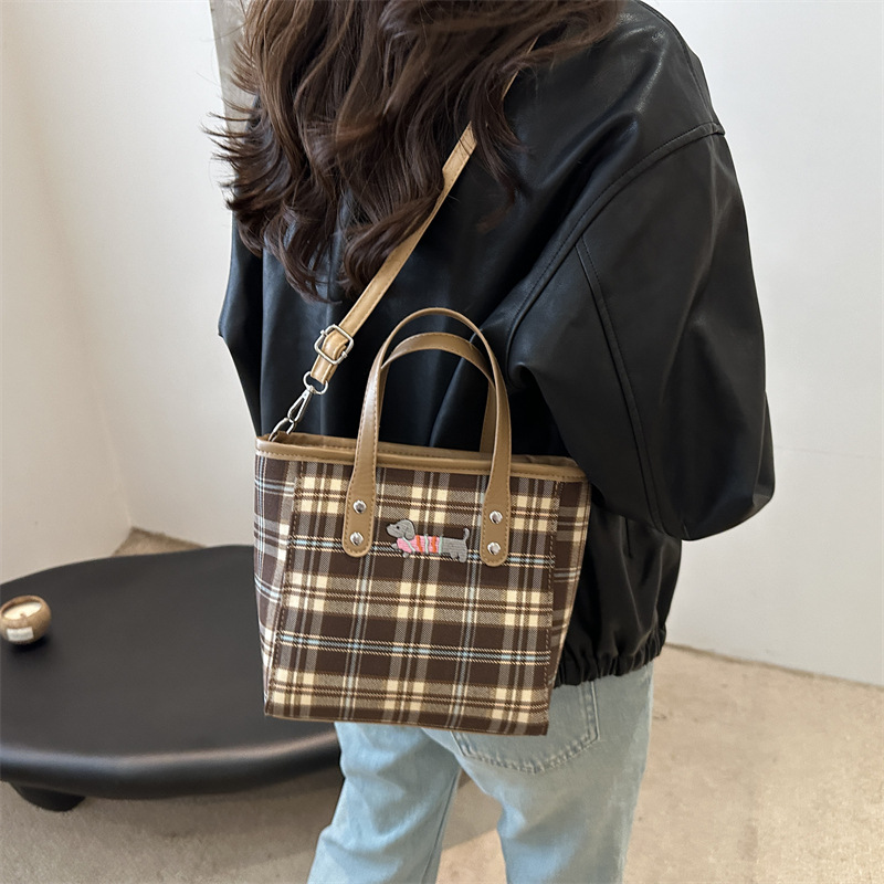 Cross-border personalized hand-carried fashionable and casual bucket bag for women, new autumn 2024 collection, contrasting color striped single-shoulder quality crossbody bag details Picture