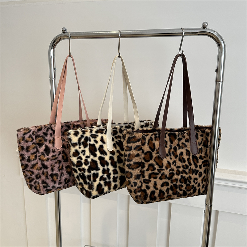 Cross-border quality plush bag, women's leopard print large-capacity tote bag, new lightweight Korean-style fashionable commuting single-shoulder bag Application Scenario