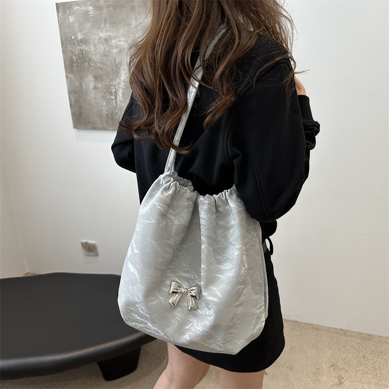 Large-capacity, elegant commuter tote bag, bow single-shoulder bag, distinctive pleated crossbody bag, 2024 new style bag trend details Picture