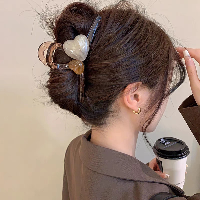 A large coffee-colored clipper for women, with a high-end look at the back of the head, a shark clip for thick hair, a stylish hairpin, and a headpiece Application Scenario
