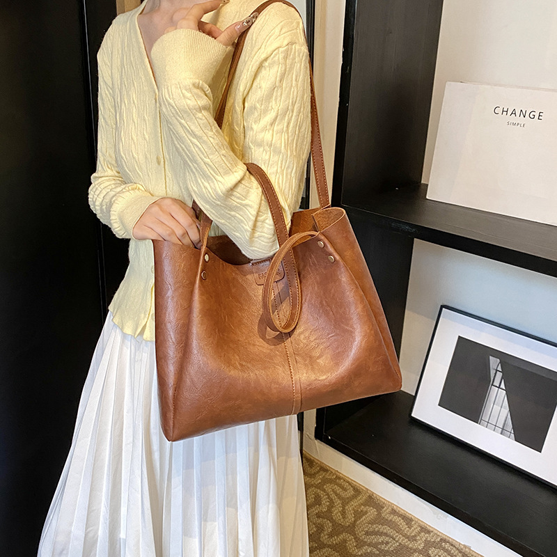 The new 2024 autumn collection features a retro, simple, large-capacity, solid-color, fashionable and individual single-shoulder underarm tote women's bag Specification drawing