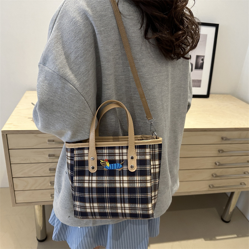 Cross-border personalized hand-carried fashionable and casual bucket bag for women, new autumn 2024 collection, contrasting color striped single-shoulder quality crossbody bag Specification drawing
