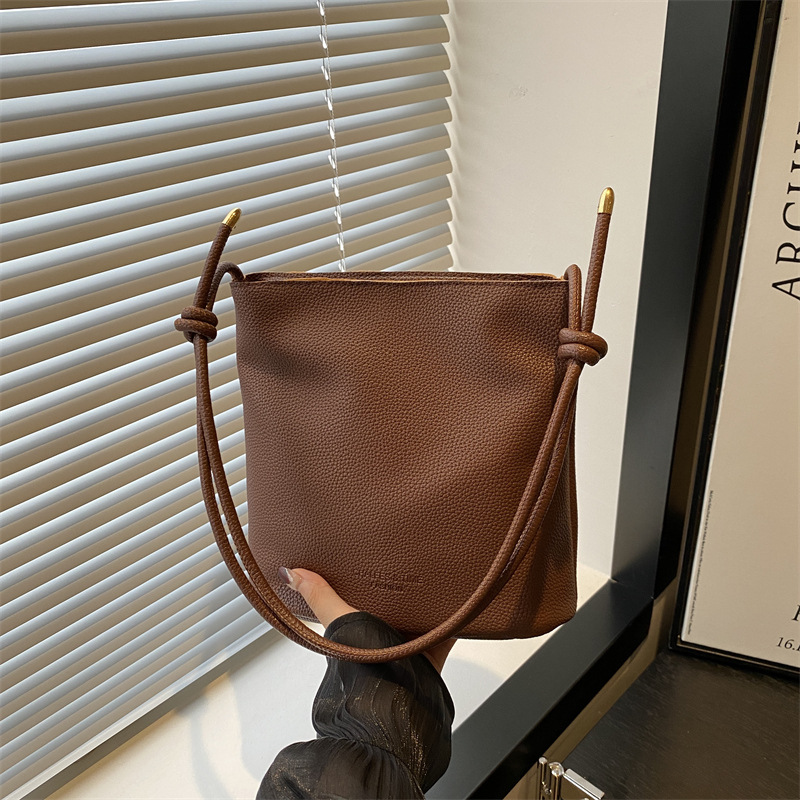 Solid-color simple single-shoulder casual. This year, the retro large-capacity 2024 new autumn crossbody bucket bag for women is in vogue full figure