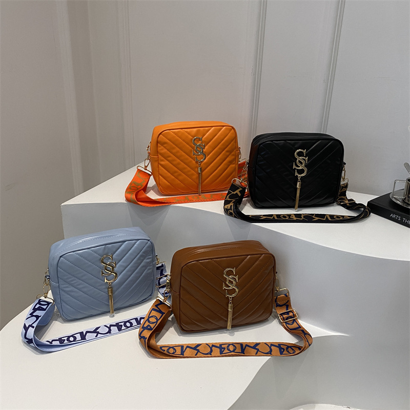 A stylish Korean-style wide shoulder strap small bag for women in the autumn of 2024, a niche design and versatile camera bag, an ins crossbody small square bag Application Scenario