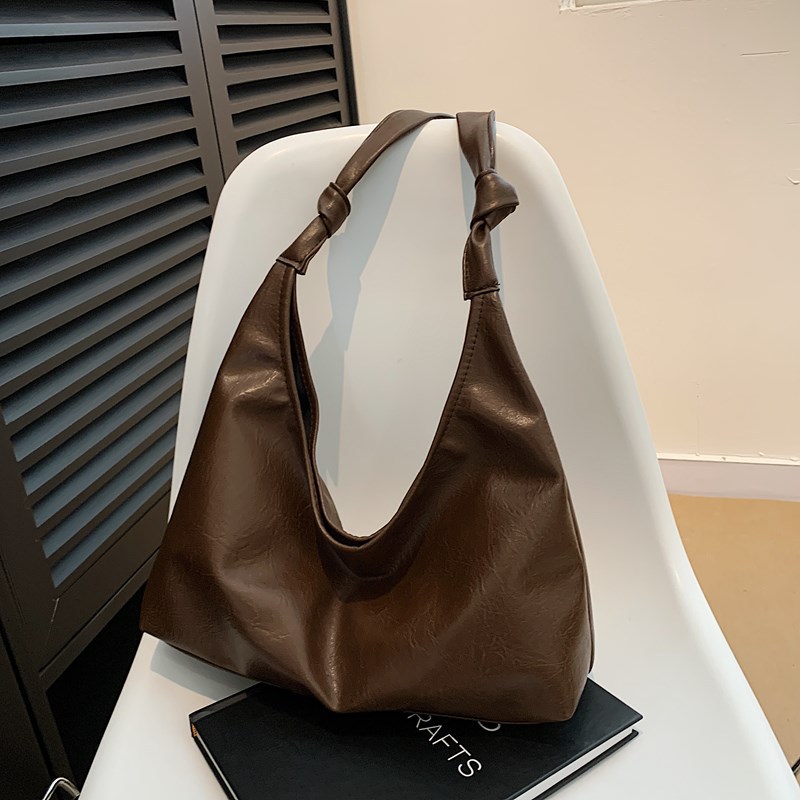 Large-capacity commuter bag for women, 2024 new style, fashionable and retro single-shoulder bag, casual and versatile, underarm tote soft leather bag full figure