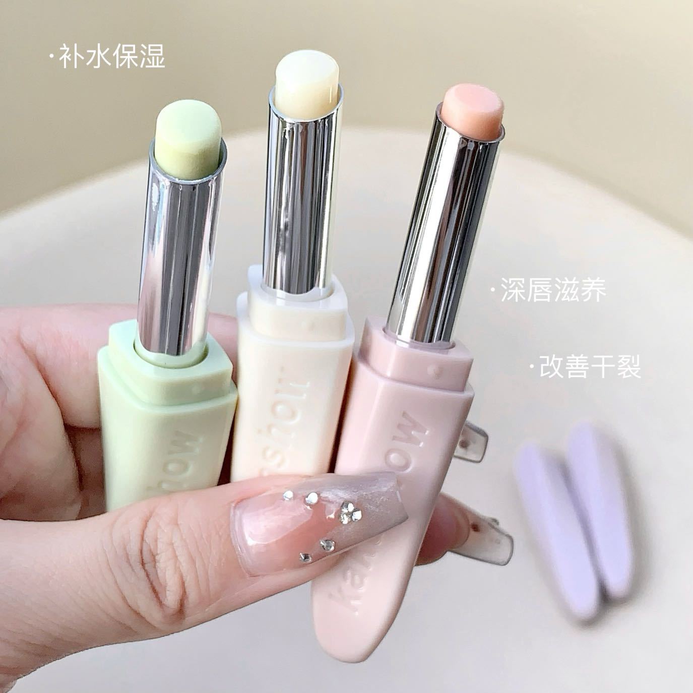 kakashow Lip balm moisturizes, hydrates and hydrates, prevents dryness and cracking, and reduces lip lines. It is a colorless lip balm for lip base details Picture