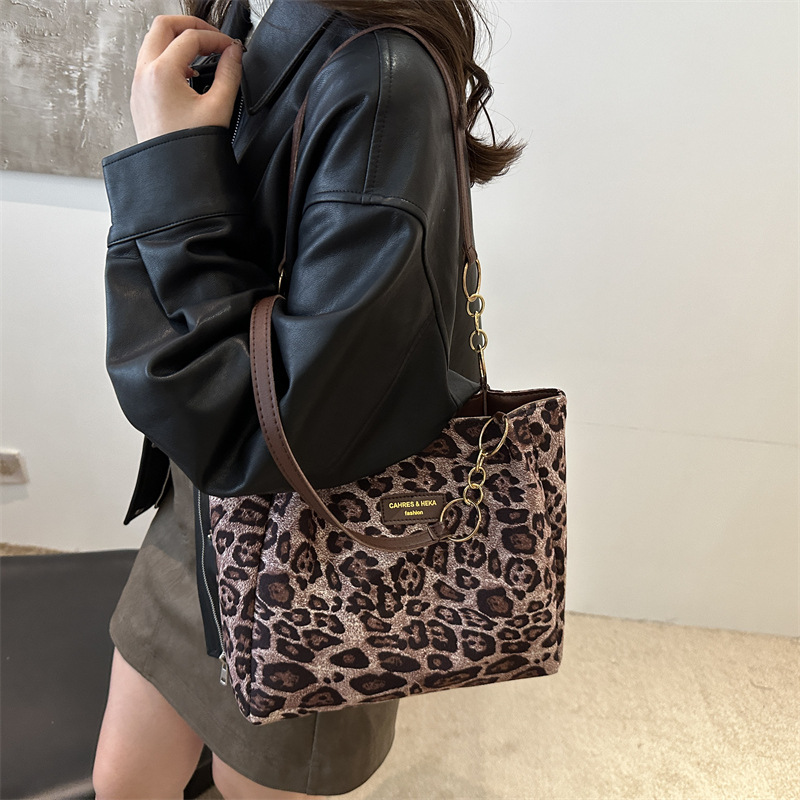 A new velvet leopard print single-shoulder bag and hand-held tote bag for women's casual commuting in autumn and winter 2024 Specification drawing