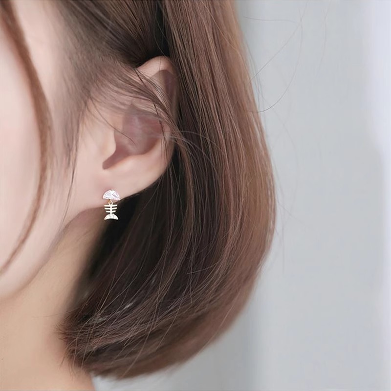 Xuhui brand exquisite and light luxury copper plated with real gold and zircon inlaid 925 silver needle fishbone luxurious design fashionable stud earrings full figure