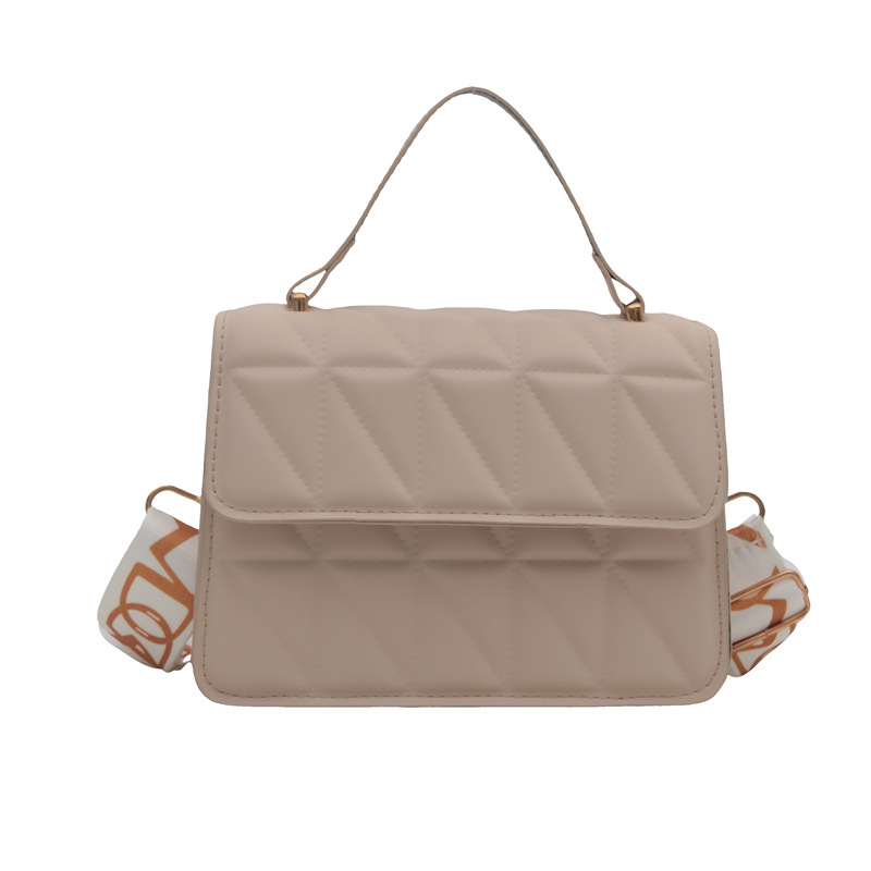 A stylish and simple diamond-shaped small square bag for the autumn and winter of 2024, featuring a solid color and a trendy single-shoulder bag for women Item Picture
