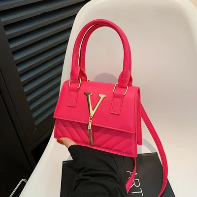 This year, trendy, fashionable and high-quality handbags are in vogue. Women's bags with stylish tassels and unique diagonal patterns are single-shoulder crossbody women's bags thumbnail