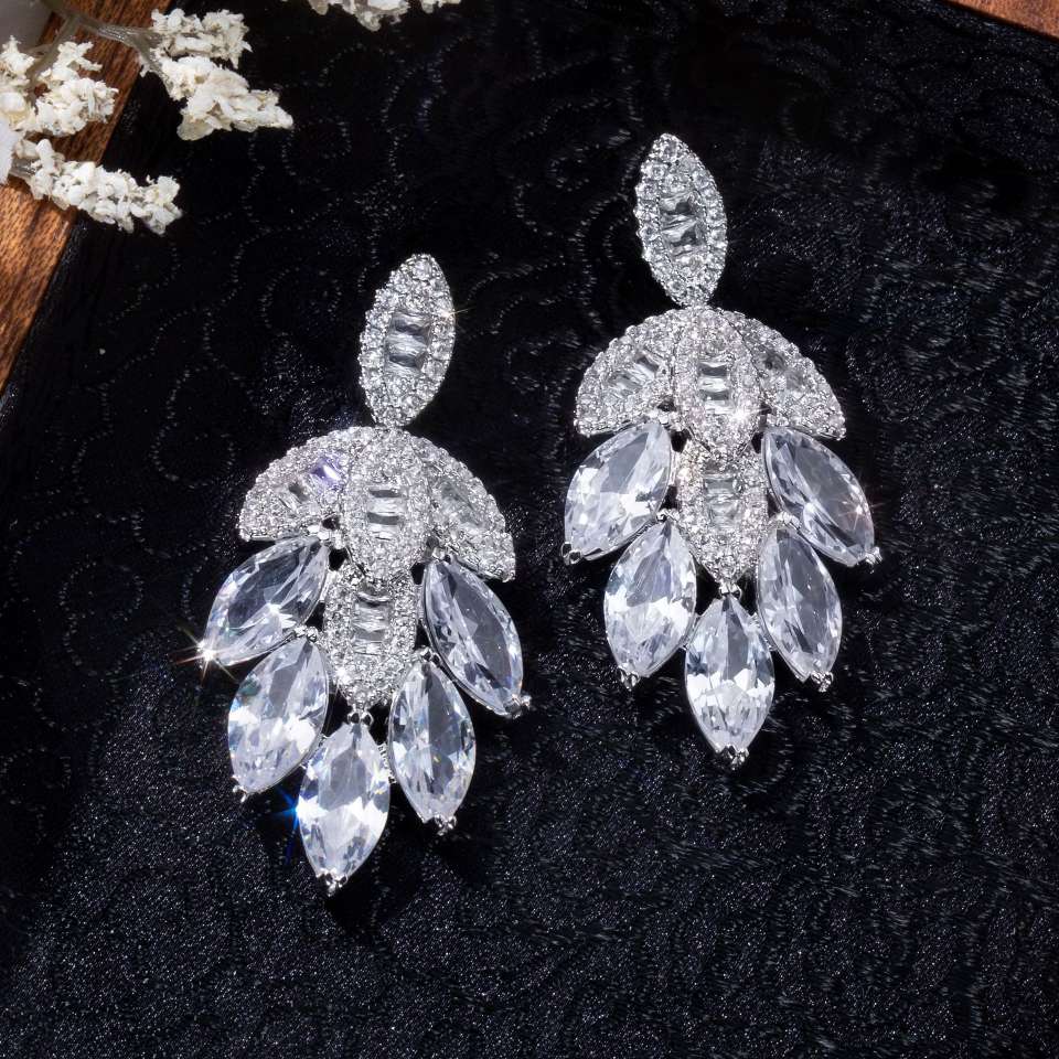 European and American fashion socialite style, light luxury, super sparkling zircon inlaid earrings S925 silver needle heavy Industry leaf earrings and pendants Specification image