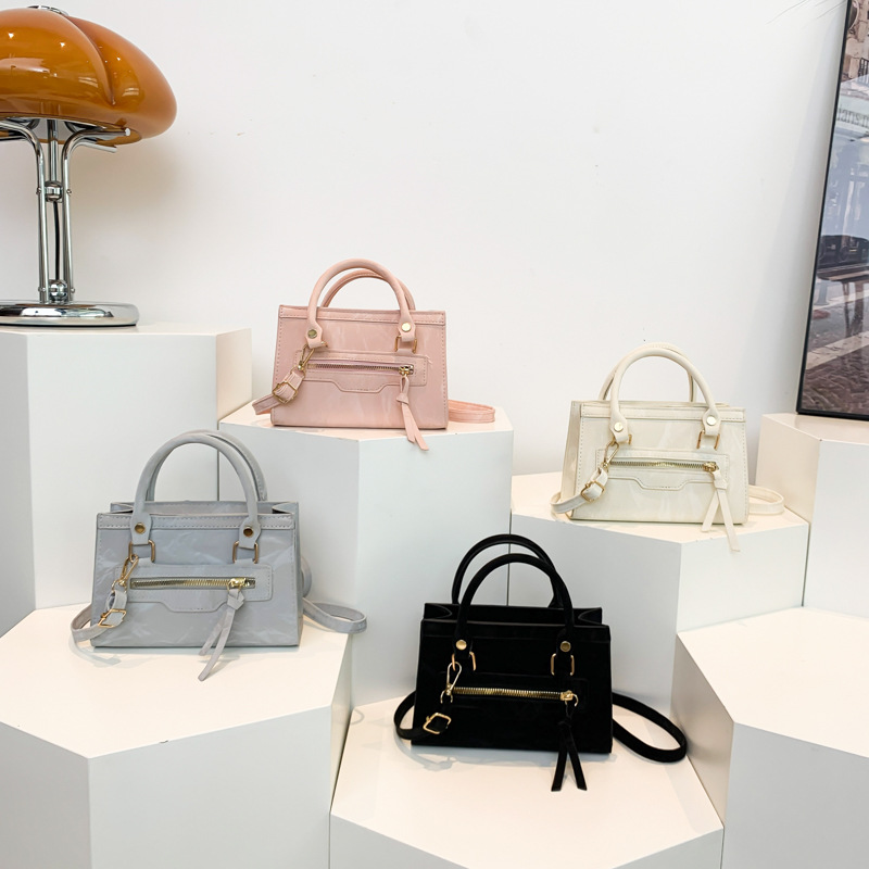 A retro, individualistic, casual single-shoulder crossbody bag for the autumn of 2024, featuring a fashionable, simple and elegant style, and a small square handbag for commuting Application Scenario