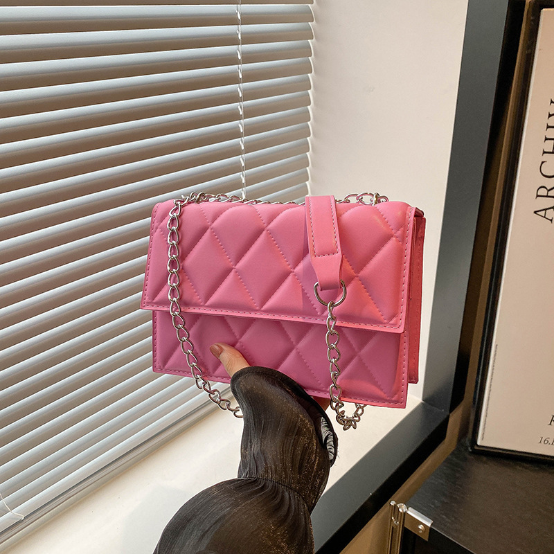 The 2024 autumn new French niche design chain small square bag, a fashionable macaron color single-shoulder crossbody bag full figure