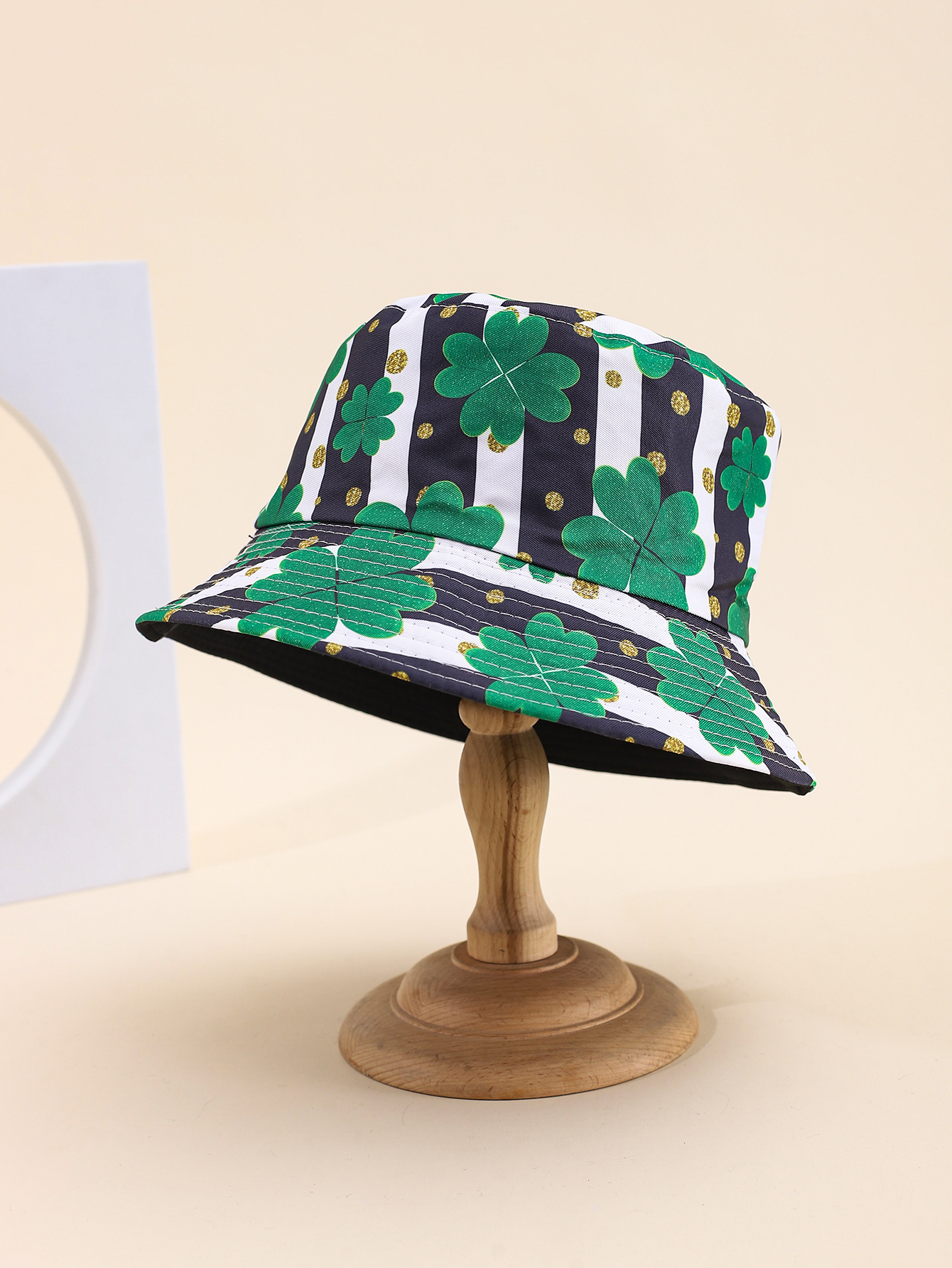 Spring and summer cross-border European and American bestsellers: Lucky four-leaf clover printed double-sided fisherman's hat, outdoor travel, sun protection and shade, adult double-sided fisherman's hat for export Item Picture
