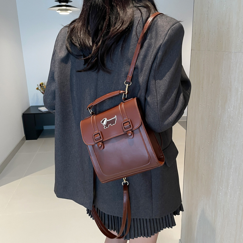 A new 2024 French retro backpack for women, a trendy and versatile single-shoulder bag with a large capacity for commuting details Picture