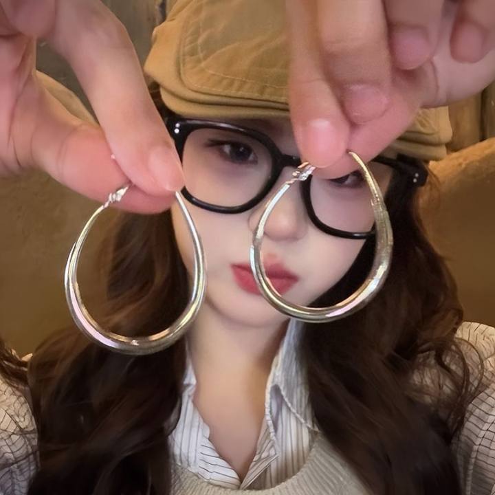 Sweet and cool style spicy girl plain ring ear earrings, 2025 new simple round face earrings, personalized Internet celebrity circle earrings details Picture