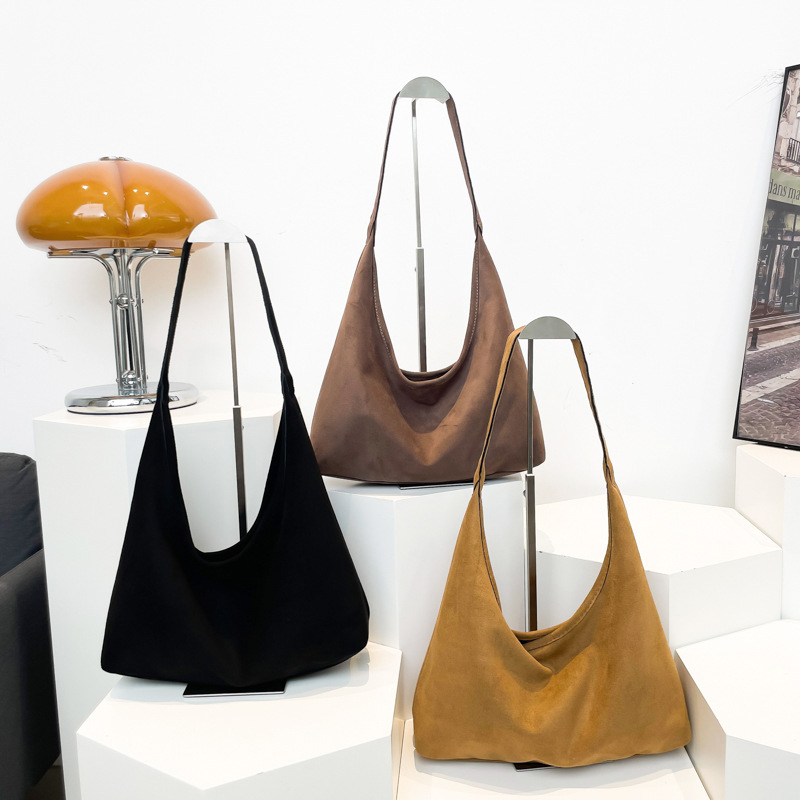 Retro casual commuting large-capacity bag for women, 2024 new autumn and winter suede tote bag, niche casual single-shoulder bag Application Scenario