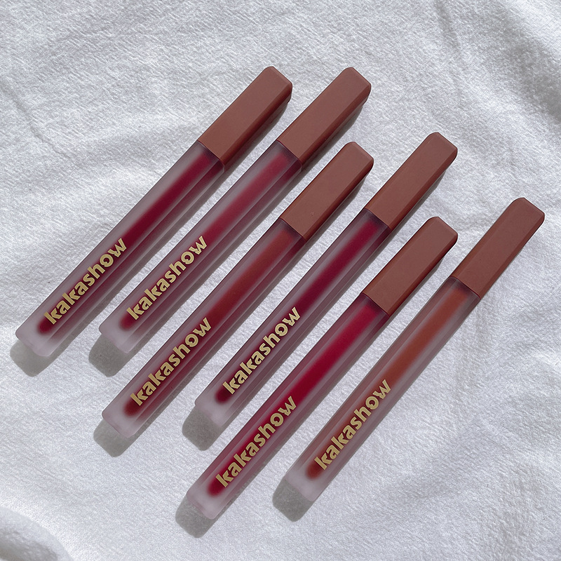 kakashow Light satin powder misty velvet matte lip gloss makes the lips look fair and red, and is not easy to stick to cups. Air lip gloss for women Application Scenario