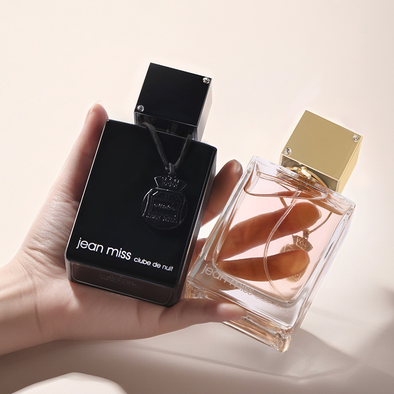 In the small town of Yixiang, the midnight carnival men's perfume has a long-lasting fragrance. It's a cross-border bestseller in nightclubs. Women's perfume wholesale from Vietnam details Picture