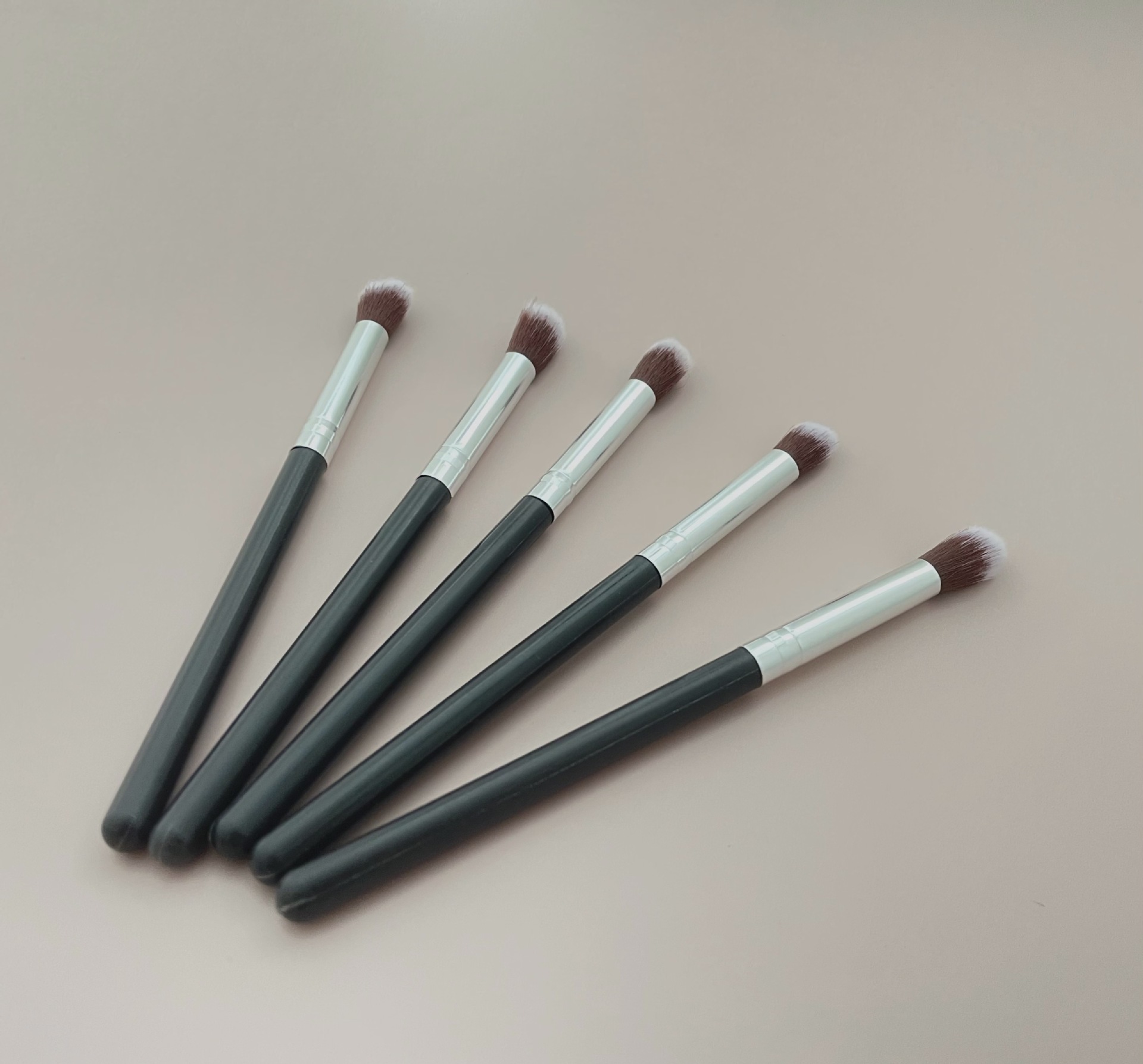 Cangzhou single white and black dual-color nose shadow brush, eyeshadow brush, and shading brush multi-functional portable makeup brush manufacturer wholesale details Picture