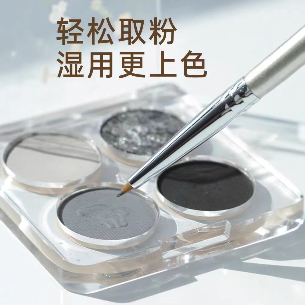 This is the same style of Guo Xiaoniu's corner-folded eyeliner brush, which is used for fine painting of the eye details from the lower eyelid to the tear trough. It is specially designed for makeup details Picture