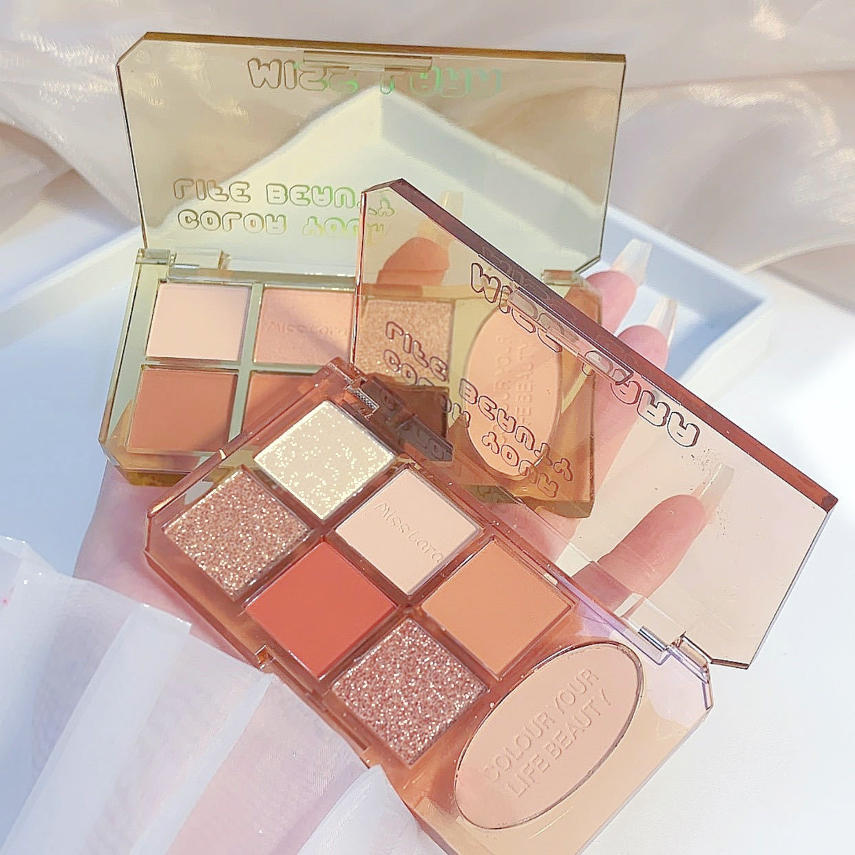miss lara's Seven-color Eyeshadow palette: Low-saturation, multi-functional, everyday color-enhancing powder with fine texture and high gloss blush full figure