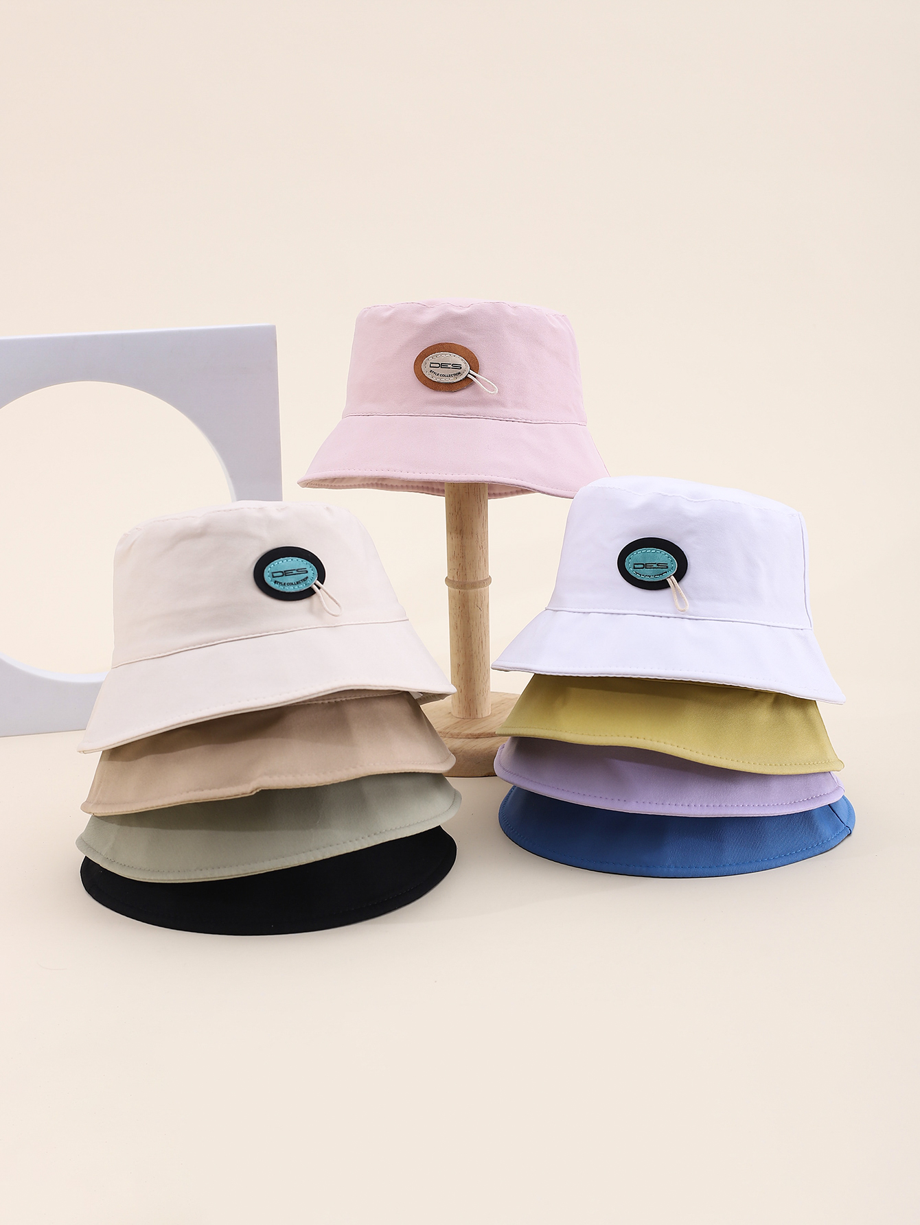 This is a popular children's single-sided fisherman hat with a DES label for spring and summer. It's cute, cartoonish, classic, versatile and unique. The inner side of this children's single-sided fisherman hat comes with a drawstring full figure