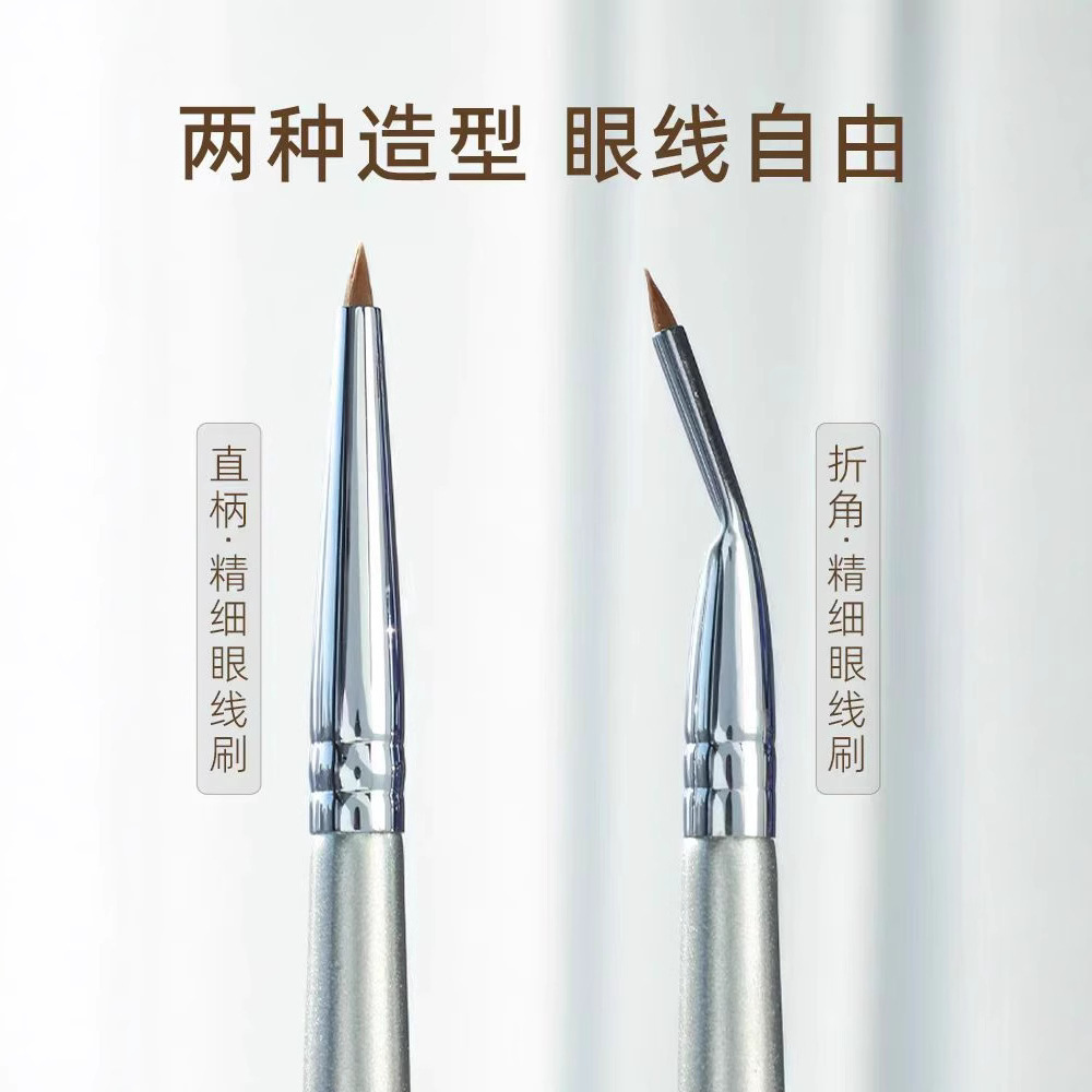This is the same style of Guo Xiaoniu's corner-folded eyeliner brush, which is used for fine painting of the eye details from the lower eyelid to the tear trough. It is specially designed for makeup full figure