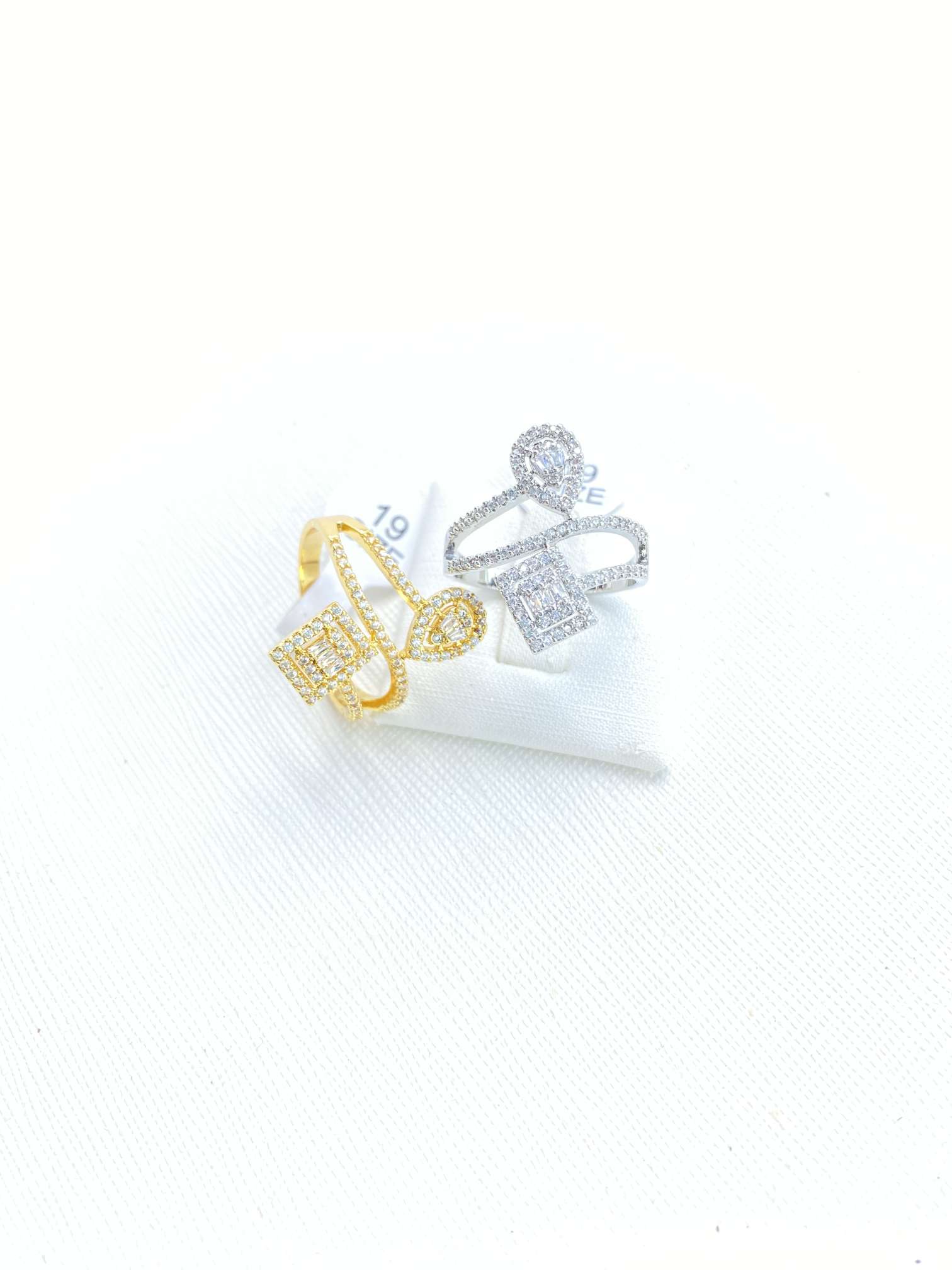 The new ring is a gentle and exquisite square diamond and water drop diamond ring. Give it to your best friend as a micro-set zircon ring Application Scenario