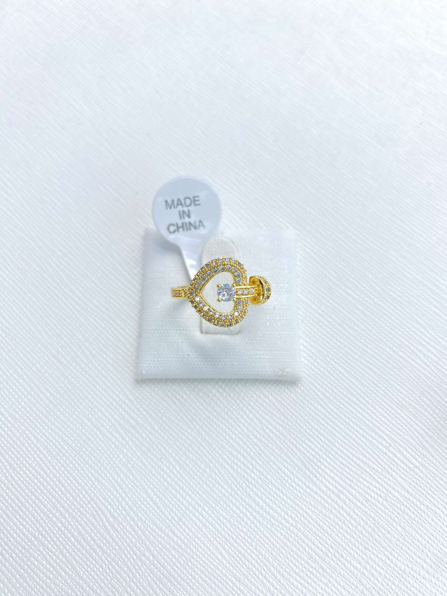 The new 2025 heart-shaped ring features a sweet and niche design with a versatile and elegant style. It is a micro-set zircon ring