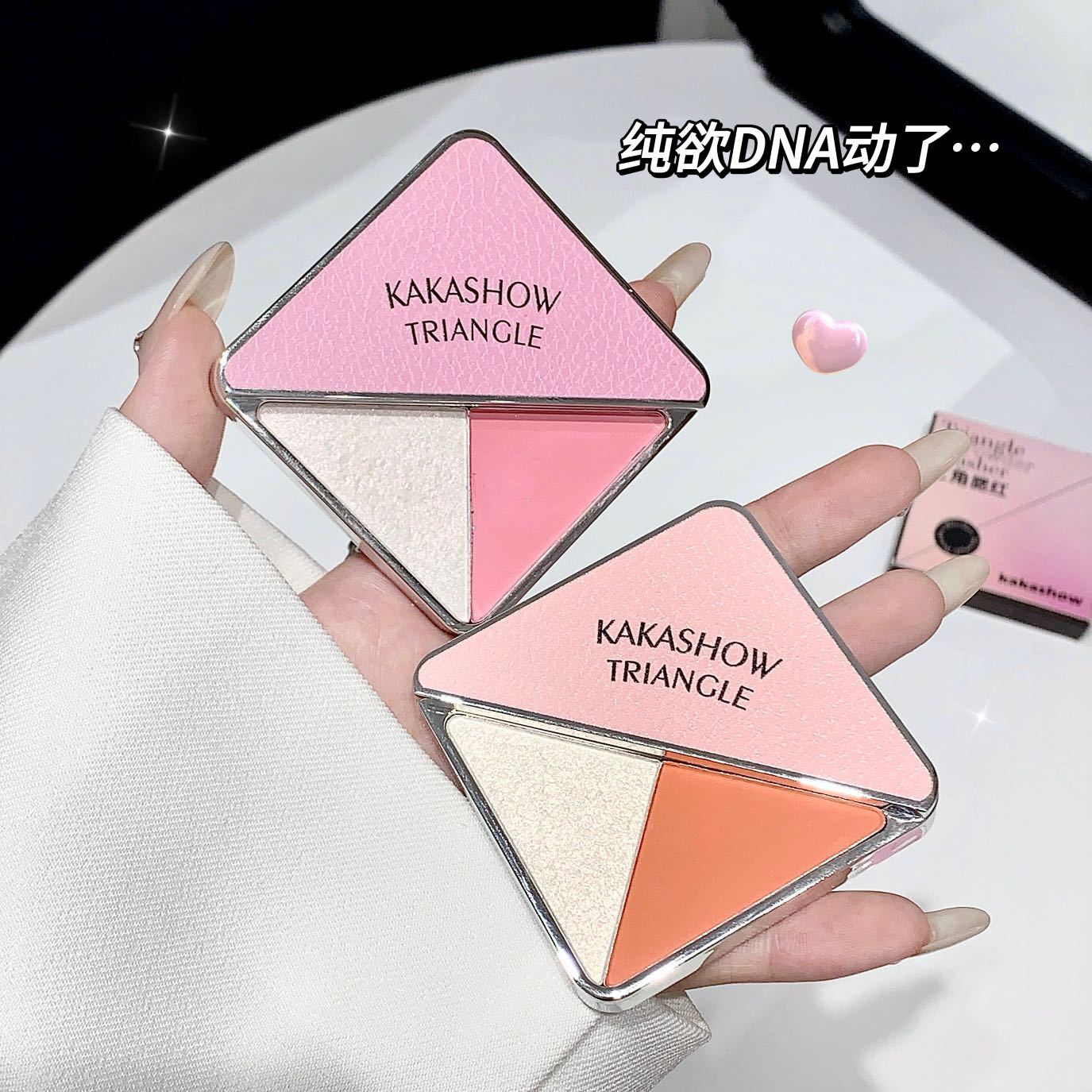 kakashow's rotating triangle two-color blush is a natural, smooth and color-enhancing matte Korean-style energetic blush with a swelling color full figure