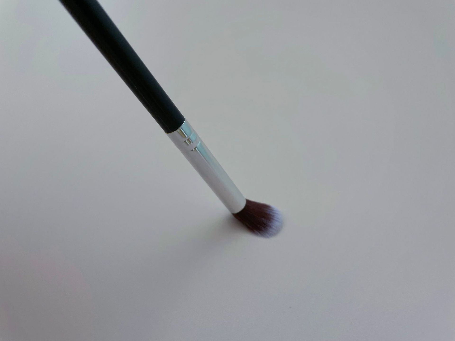 Cangzhou single white and black dual-color nose shadow brush, eyeshadow brush, and shading brush multi-functional portable makeup brush manufacturer wholesale Item Picture