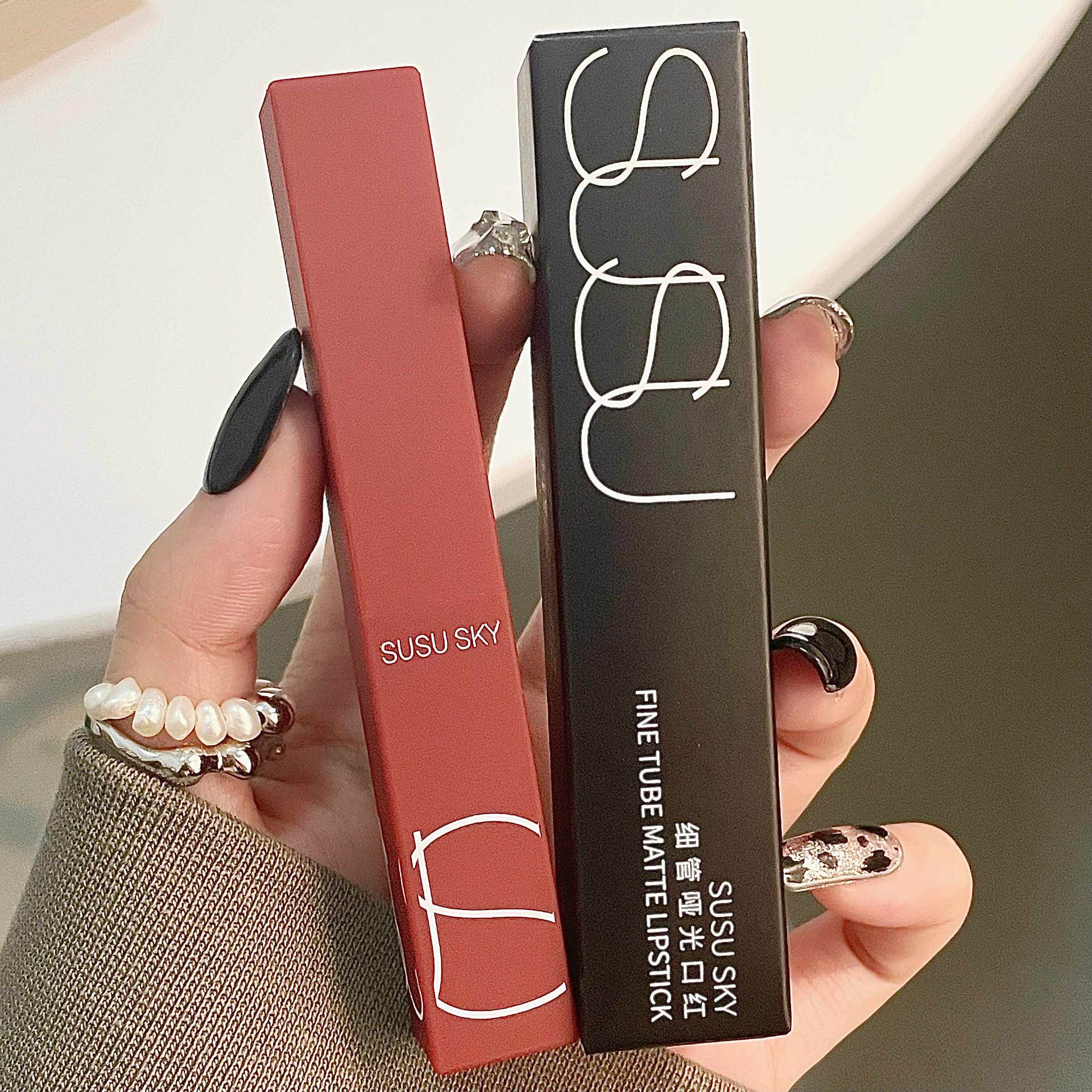 SUSU SKY fine tube matte lipstick, brightening and whitening, long-lasting makeup, non-stick, versatile lip gloss, affordable wholesale Application Scenario
