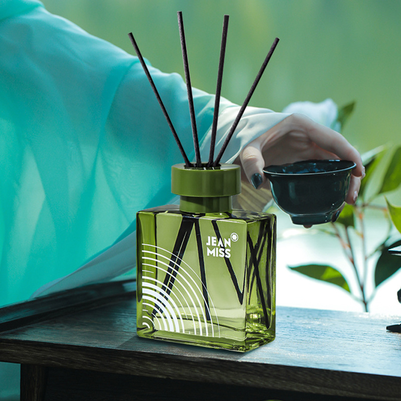 Wholesale of new flameless aromatherapy indoor essential oil, bedroom, hotel and toilet deodorizing aromatherapy diffuser ornaments from Xiaocheng Yixiang full figure