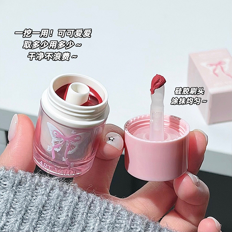 Butterfly Contract Velvet Lip Gloss, a domestic brand of nude lipstick, a cross-border girl blue powder lip gloss that makes your face look fairer without makeup Application Scenario