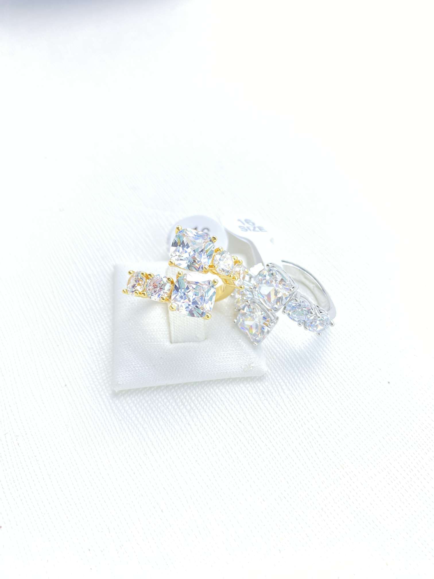 The sparkling double-headed zircon open ring exudes a sense of light luxury and sophistication for women. It is an exquisite bone joint ring that is versatile and personalized for women Specification image
