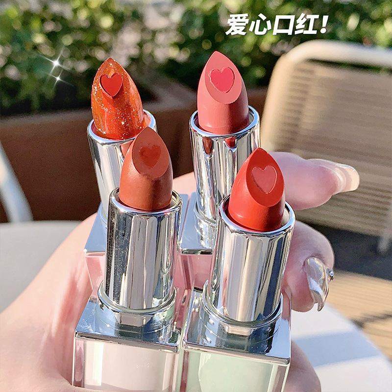Gegebear Crystal Clear and Moisturizing Sandwich Lipstick for chubby Lips Autumn and Winter Moisturizing and hydrating Student natural Nude Lip gloss Application Scenario
