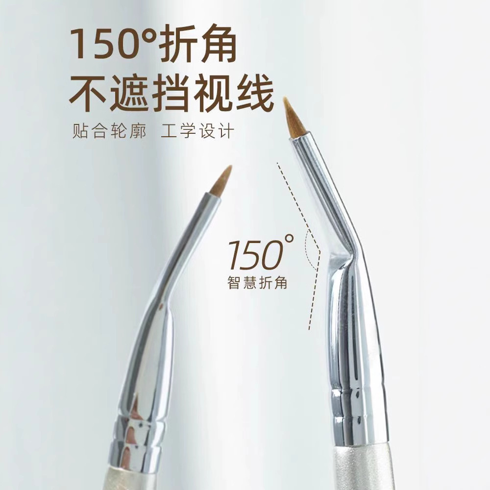 This is the same style of Guo Xiaoniu's corner-folded eyeliner brush, which is used for fine painting of the eye details from the lower eyelid to the tear trough. It is specially designed for makeup Specification drawing