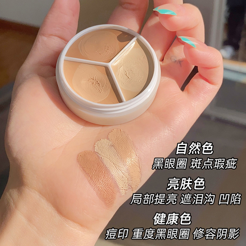 Three-color concealer covers spots, acne marks, dark circles, brightens tear troughs, does not jam powder, is waterproof and does not smudge, and is a contouring foundation Application Scenario
