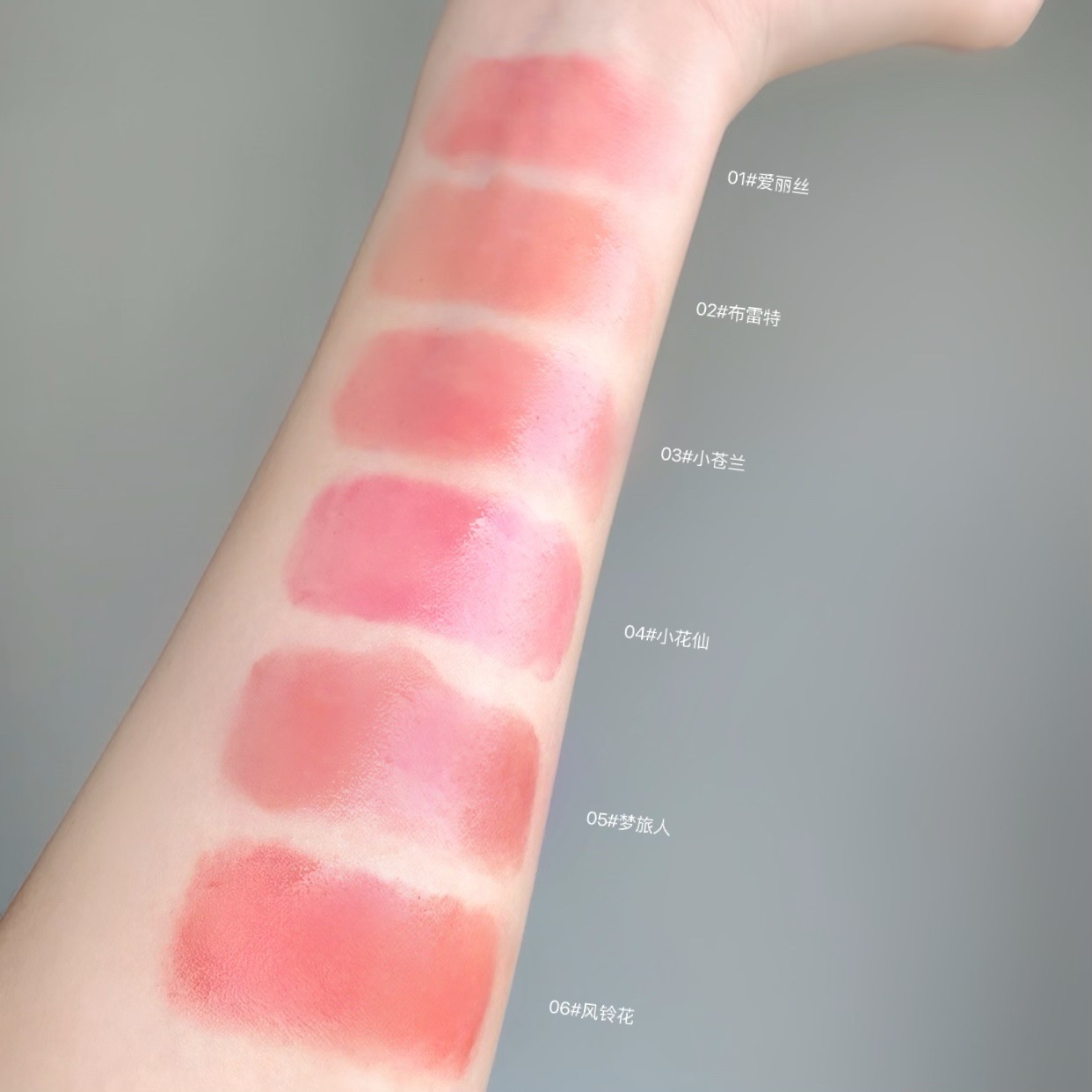 Gege bear Goge Little Bear Sweet, tender, Translucent and lustrous Lip Gloss provides long-lasting hydration in summer without fading or showing color Application Scenario