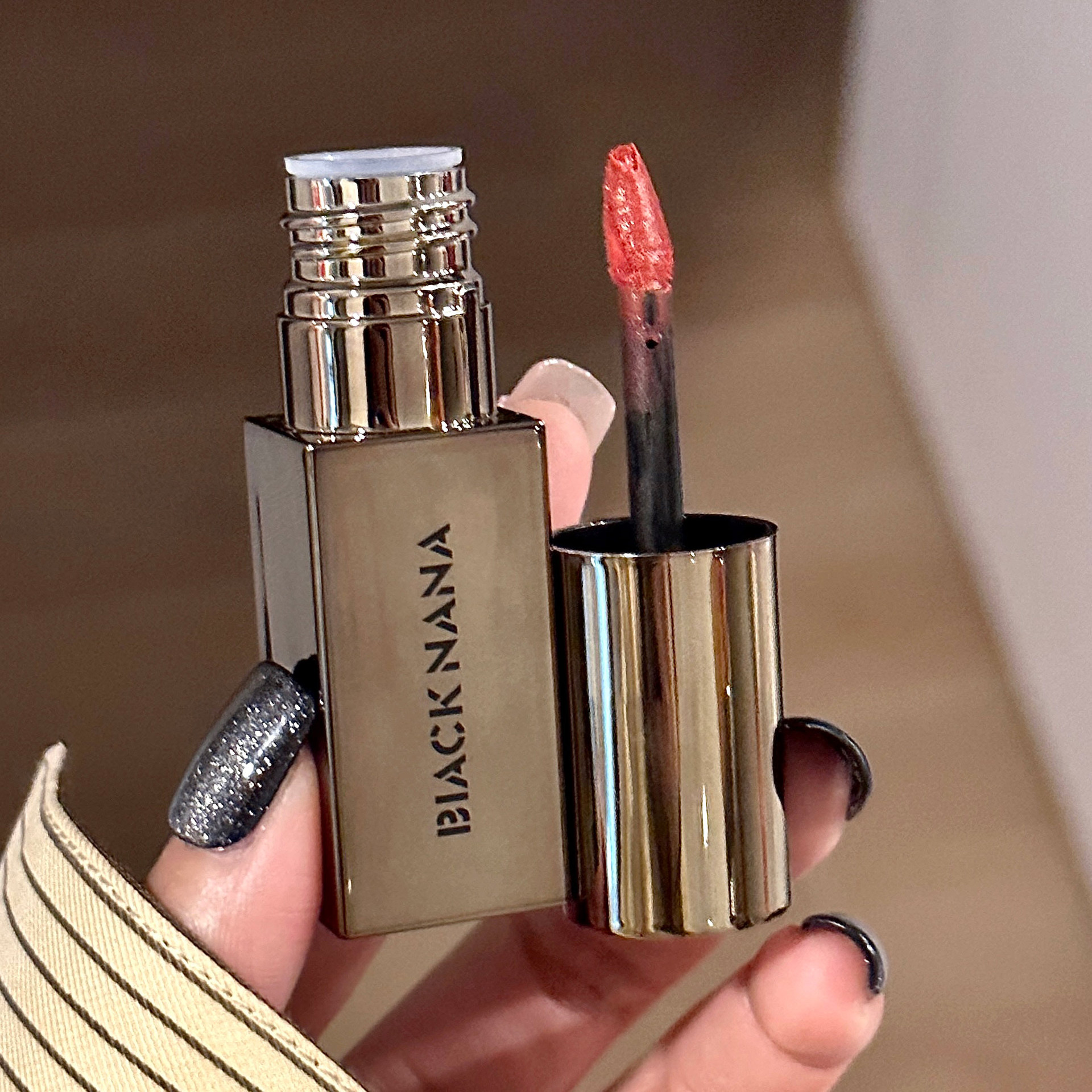 BLACK NANA misty velvet Lip Gloss is smooth and matte, highlighting a whitening effect. The lip gloss does not dry and is versatile for autumn and winter. Affordable for cross-border use details Picture