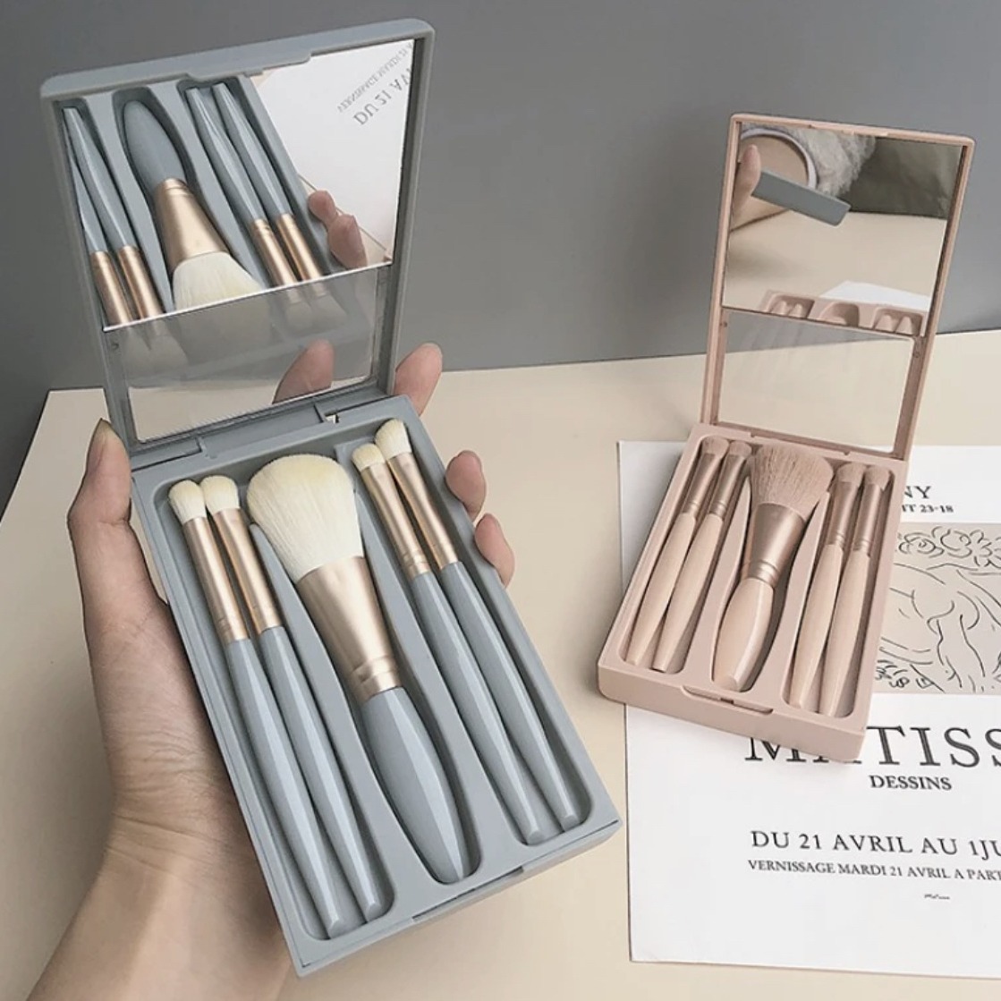 Mini portable Morandi 5-tube makeup brush box set with mirror for girls, a must-have portable travel makeup mirror details Picture