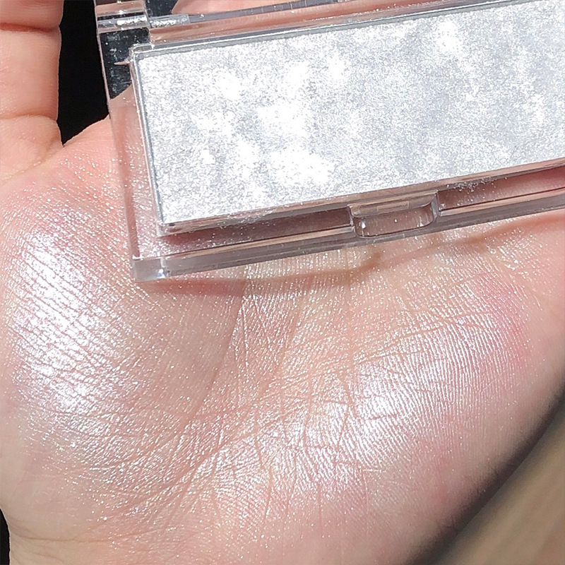 CACE Phantom Wave High Gloss Powder Facial Brightening Powder Compact, Pearl Three-Color Square wavy Makeup Cream Application Scenario
