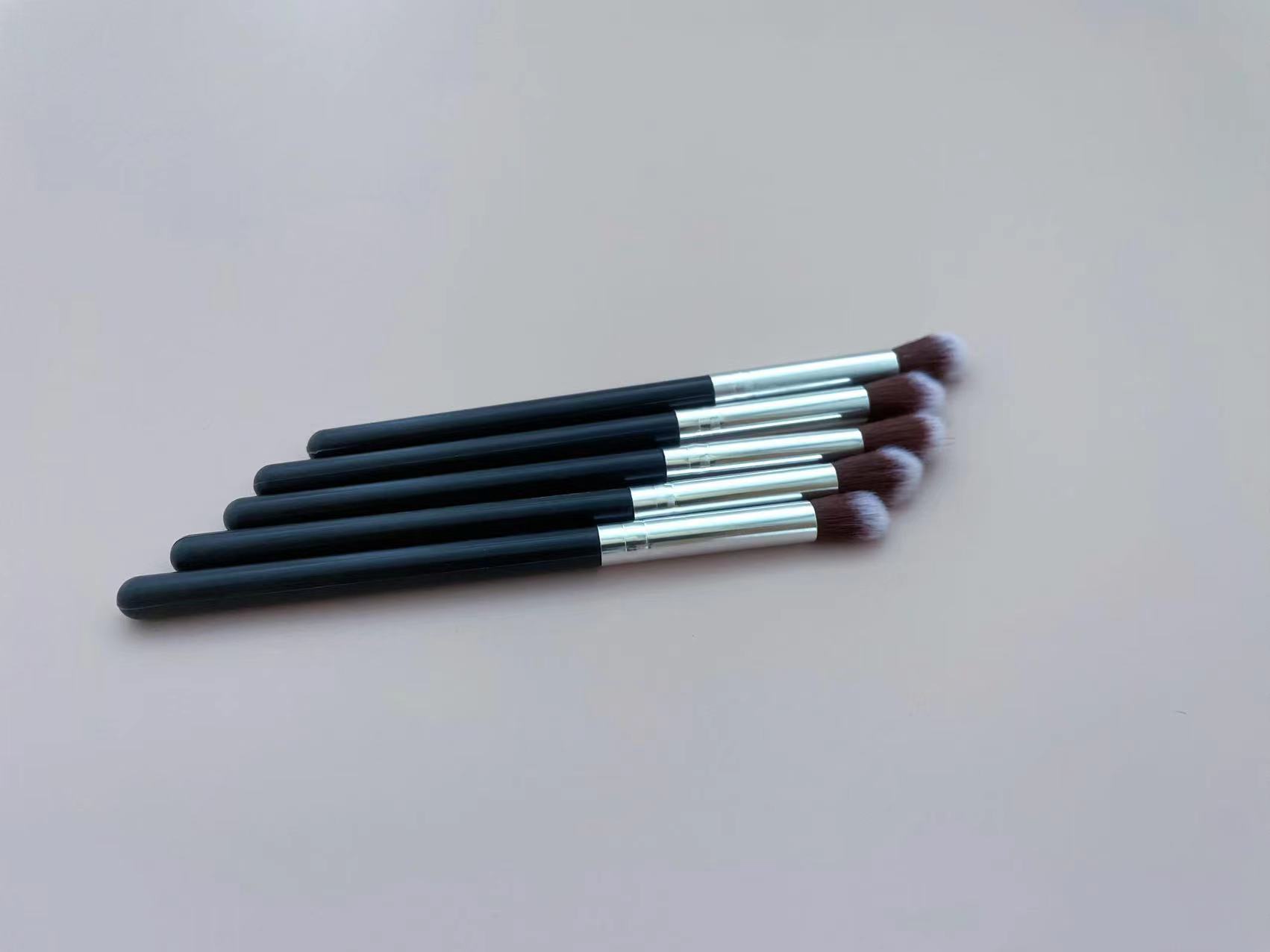 Cangzhou single white and black dual-color nose shadow brush, eyeshadow brush, and shading brush multi-functional portable makeup brush manufacturer wholesale Application Scenario