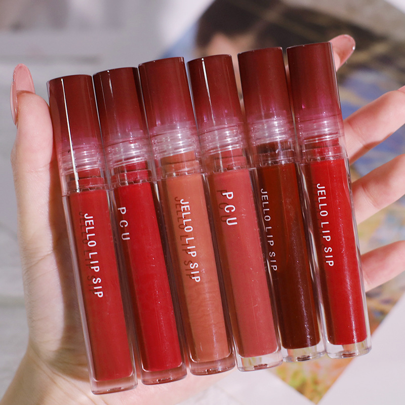 PCU Inner Drama Mirror Water Gloss Lip Gloss forms a long-lasting film without fading, providing a moist feel. It's a popular lip gloss full figure